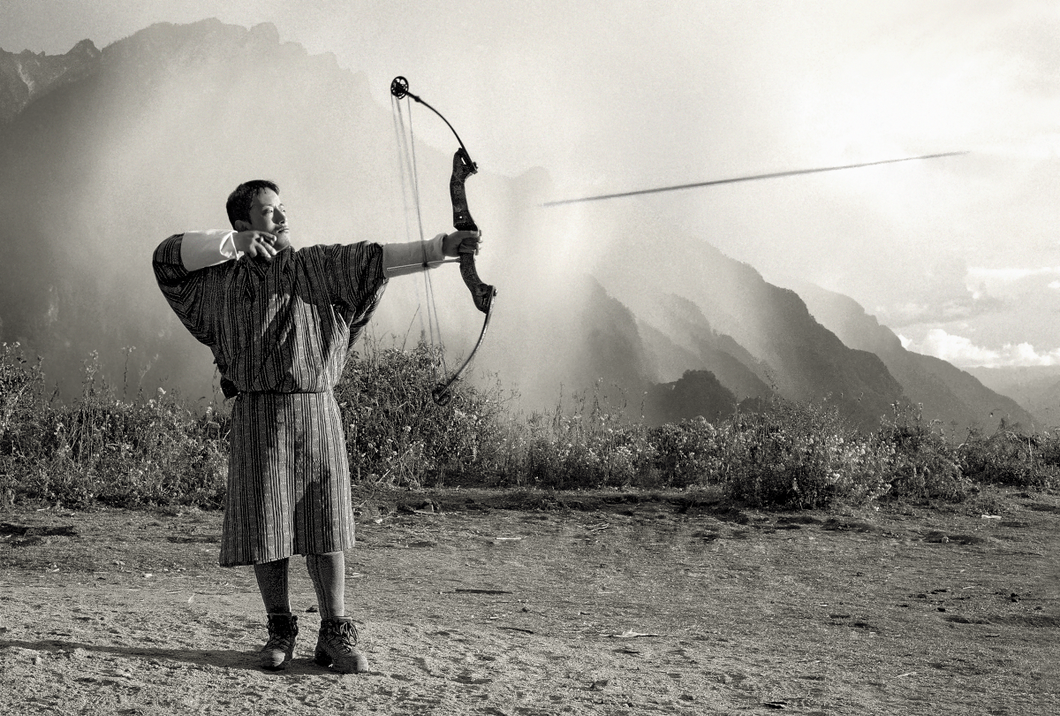 Sonam Drugyel lets loose his arrow, Tashi Thongmen Dzong, 2004